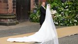 Olivia Henson wird von ihrem Vater zum Altar geführt