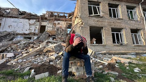 Ukraine: Ein verzweifelter Bewohner vor den Trümmern seiner Heimatstadt im Kampfgebiet