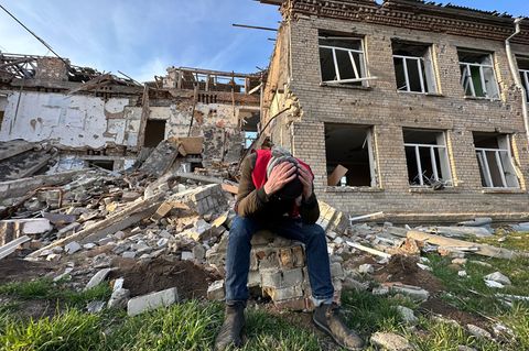 Ukraine: Ein verzweifelter Bewohner vor den Trümmern seiner Heimatstadt im Kampfgebiet