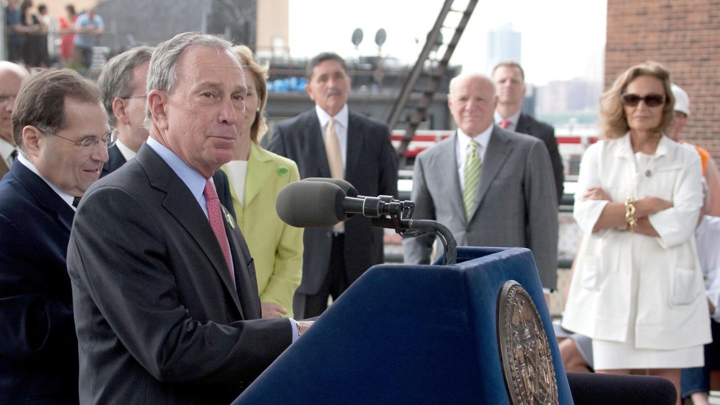 Am 8. Juni 2009 eröffnet schließlich New Yorks Bürgermeister Michael Bloomberg den ersten Teil des High Line Parks
