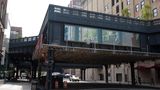 An einer Stelle lädt der High Line Park auch dazu ein, sich von oben den Autoverkehr anzuschauen