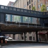 An einer Stelle lädt der High Line Park auch dazu ein, sich von oben den Autoverkehr anzuschauen