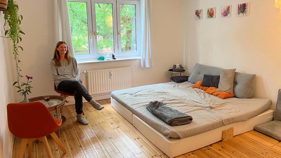 Alexandra Überschaer ist im Therapieraum ihrer Kuschelpraxis, daneben ein großes Bett