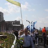 Im September 2014 eröffnet eine Verlängerung des High Line Parks. Sie stößt schon bei einer Vorbesichtigung auf reges Interesse