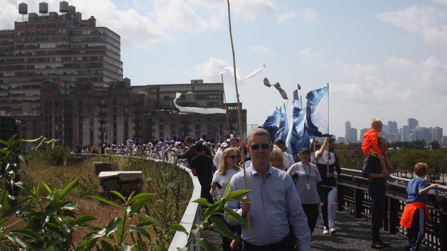 Im September 2014 eröffnet eine Verlängerung des High Line Parks. Sie stößt schon bei einer Vorbesichtigung auf reges Interesse