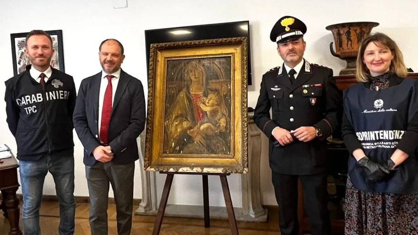 Die Kunst-Einheit der italienischen Polizei präsentiert der Presse stolz das Botticelli-Gemälde