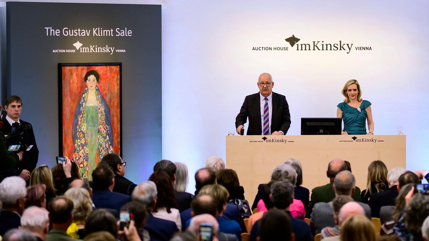 Bild von der Auktion des "Bildnis Fräulein Lieser" von Gustav Klimt im April 2024 in Wien