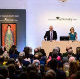 Bild von der Auktion des "Bildnis Fräulein Lieser" von Gustav Klimt im April 2024 in Wien