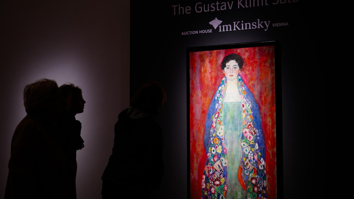 Unvollendet und kaum bekannt Blick auf das "Bildnis Fräulein Lieser" von Gustav Klimt im Rahmen der Auktion im April 2024 in Wien