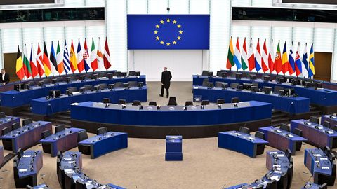 ein leerer Plenarsaal im Europaparlament
