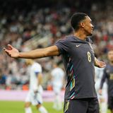 England wirkte zuletzt müde und kraftlos. Im letzten Testspiel setzte es eine 0:1-Niederlage gegen Irland, dennoch lebt der Traum, nach dem WM-Titel 1966 endlich den zweiten großen Titel zu gewinnen. Bei der vergangenen EM wäre ihnen das fast gelungen, sie scheiterten erst im Finale gegen Italien im Elfmeterschießen. Es wäre der erste Titel seit dem WM-Gewinn 1966 gewesen, der auch der einzige ist in der Historie des Fußball-Mutterlandes. Bei der WM in Katar vor zwei Jahren schieden sie im Viertelfinale gegen Frankreich aus. In Deutschland gehören sie wieder zu den großen Favoriten, weil Trainer Gareth Southgate eine mit Weltklasse-Spielern gespickte Mannschaft zur Verfügung steht. Dazu gehören Profis wie Harry Kane, Phil Foden, Bukayo Saka, Jude Bellingham, Declan Rice oder Trent Alexander-Arnold (im Bild links, Kane rechts).   