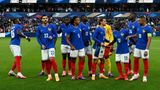 In den beiden letzten Testspielen lahmte das französische Spiel sichtlich. Ein 3:0-Sieg gegen den Fußball-Winzling Luxemburg und ein 0:0 gegen Kanada, auch nicht gerade eine Fußball-Großmacht. "Eine leicht besorgniserregende Leistung", attestierte die Sportzeitung "L'Équipe" dem Team von Trainer Didier Deschamps. Dennoch bleiben Les Bleus Favorit Nummer eins. Kein anderes europäisches Team ist mit einer so hohen Zahl an Spitzenprofis ausgestattet, Kapitän Kylian Mbappé (r.) ist der derzeit wohl beste Spieler der Welt. Als Warnung gilt den Franzosen, dass sie bei der letzten Europameisterschaft im Achtelfinale gegen die Schweiz scheiterten. Aber: Bei den letzten Weltmeisterschaften erreichten sie jeweils das Finale. 2018 wurden sie Weltmeister, 2022 scheiterten sie bekanntermaßen an Argentinien und Lionel Messi im Elfmeterschießen. Jetzt dürften sie wieder bereit sein für einen Titel.