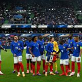 In den beiden letzten Testspielen lahmte das französische Spiel sichtlich. Ein 3:0-Sieg gegen den Fußball-Winzling Luxemburg und ein 0:0 gegen Kanada, auch nicht gerade eine Fußball-Großmacht. "Eine leicht besorgniserregende Leistung", attestierte die Sportzeitung "L'Équipe" dem Team von Trainer Didier Deschamps. Dennoch bleiben Les Bleus Favorit Nummer eins. Kein anderes europäisches Team ist mit einer so hohen Zahl an Spitzenprofis ausgestattet, Kapitän Kylian Mbappé (r.) ist der derzeit wohl beste Spieler der Welt. Als Warnung gilt den Franzosen, dass sie bei der letzten Europameisterschaft im Achtelfinale gegen die Schweiz scheiterten. Aber: Bei den letzten Weltmeisterschaften erreichten sie jeweils das Finale. 2018 wurden sie Weltmeister, 2022 scheiterten sie bekanntermaßen an Argentinien und Lionel Messi im Elfmeterschießen. Jetzt dürften sie wieder bereit sein für einen Titel.