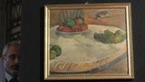 Dieses "Stilleben mit Äpfeln und Trauben" von Paul Gauguin gehörte bis 1970 zur Privatsammlung von Terence F. Kennedy in London. Ein falscher Polizist und zwei falsche Handwerker ließen sich von der Haushälterin einen Tee kochen, während sie das Bild aus dem Rahmen schnitten. 44 Jahre bleibt das Bild verschollen. Allerdings ist es nicht in den Händen der Räuber, sondern landet bei einem nichts ahnenden Fiat-Arbeiter in Turin. Der erwirbt es, ganz rechtmäßig, auf einer Versteigerung von Fundsachen der italienischen Bahn – zusammen mit einem anderen Bild für ein Viertel seines Monatslohns. Er hängt sich die beiden ins Wohnzimmer, später in seine Küche …