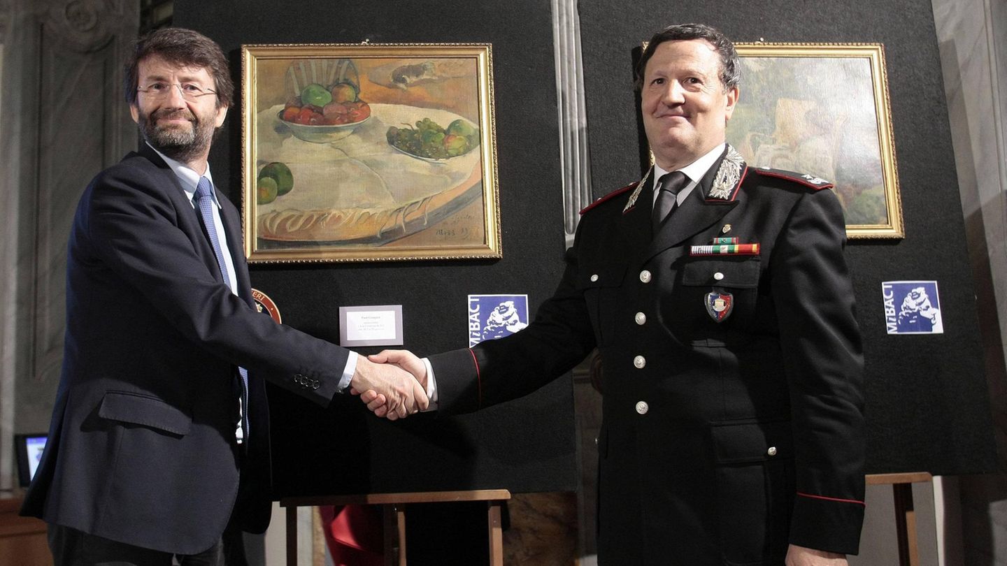 Der eingerollte Hund verrät Paul Gauguin … als das Bild dann 2014 wieder auftaucht, feiern sich Italiens Kulturminister Dario Franceschini (links) und Ermittler Mariano Mossa stolz vor der Presse. Entdeckt aber hat den Wert der Bilder der Sohn des Fiat-Arbeiters, ein Architektur-Student, dem der eingerollte Hund in der Ecke des Gemäldes aufgefallen war, ein wiederkehrendes Bildelement bei Gauguin. Der Sohn brachte es zum Gutachter – und der zur Polizei. Etwa 30 Millionen Euro ist die Fundsache seine Vaters wert