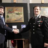 … als das Bild dann 2014 wieder auftaucht, feiern sich Italiens Kulturminister Dario Franceschini (links) und Ermittler Mariano Mossa stolz vor der Presse. Entdeckt aber hat den Wert der Bilder der Sohn des Fiat-Arbeiters, ein Architektur-Student, dem der eingerollte Hund in der Ecke des Gemäldes aufgefallen war, ein wiederkehrendes Bildelement bei Gauguin. Der Sohn brachte es zum Gutachter – und der zur Polizei. Etwa 30 Millionen Euro ist die Fundsache seine Vaters wert