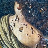 Ein Teil des Gemäldes in Nahaufnahme, zu sehen sind die Risse in der Leinwand durch die Explosion