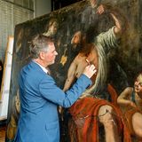 Ein Restaurator reinigt die beschädigte Oberfläche des Gemäldes "Herkules und Omphale"