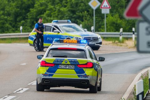 Polizeiwagen versperren die Autobahn um den Frankfurter Flughafen wegen einer Weltkriegsbombe