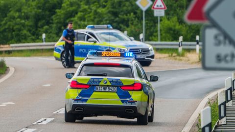 Polizeiwagen versperren die Autobahn um den Frankfurter Flughafen wegen einer Weltkriegsbombe
