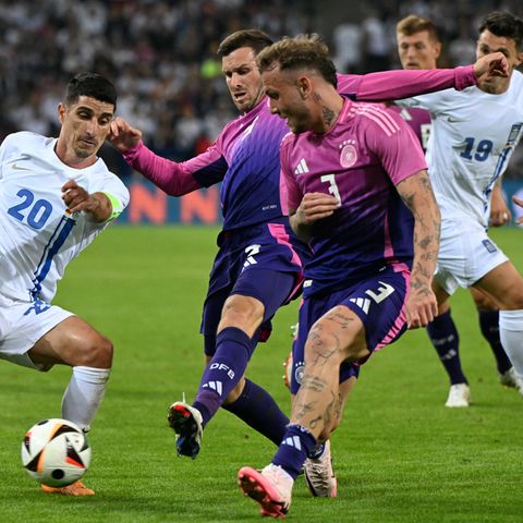 Griechenlands Petros Mantalos (l-r) kämpft gegen Deutschlands Pascal Groß und David Raum um den Ball