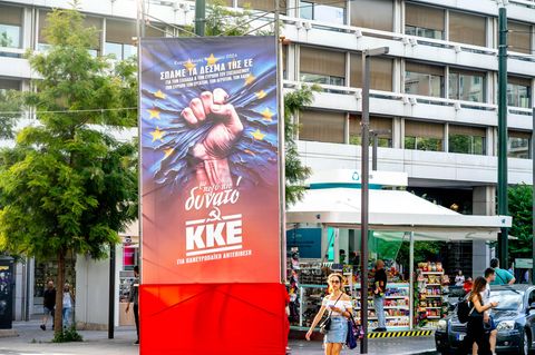 Eine Hand, die eine EU-Flagge zerreißt – die Wahlwerbung der griechischen Kommunisten