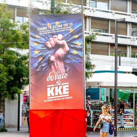 Eine Hand, die eine EU-Flagge zerreißt – die Wahlwerbung der griechischen Kommunisten