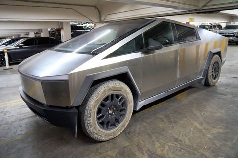 Der Tesla Cybertruck ist nicht nur sehr schwer, sondern auch überaus groß – Parklücken müssen daher gewisse Anforderungen erfüllen
