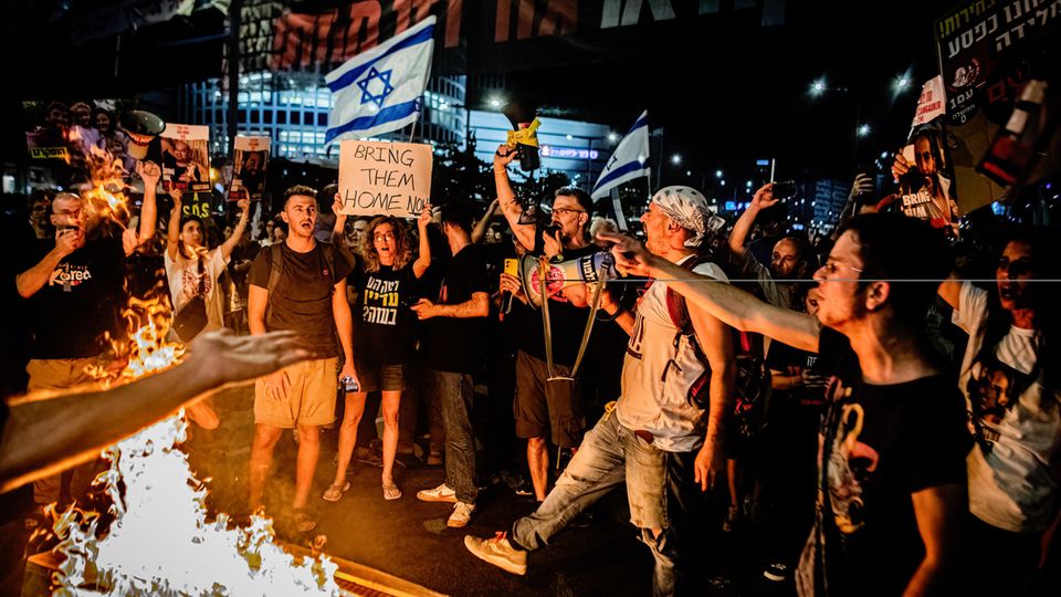 In Israel gibt es immer wieder Demonstration zur Freilassung der Geiseln in Gaza. Zuletzt hier in Tel Aviv unter der Woche