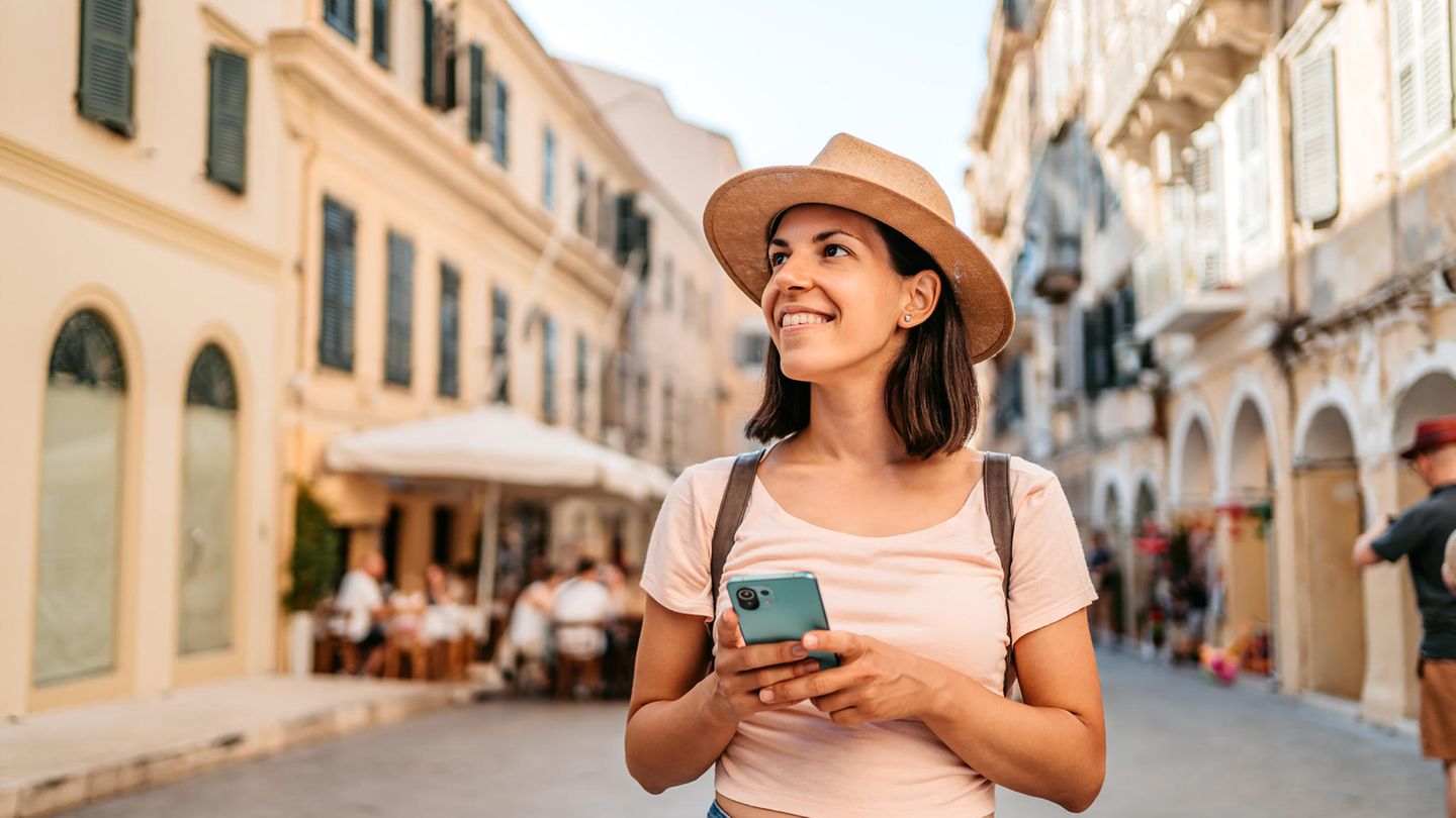 Roaming: Internet ohne Zusatzkosten im Ausland Frau im Urlaub mit ihrem Smartphone