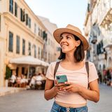 Frau im Urlaub mit ihrem Smartphone