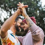 Liebe ist Liebe, ganz egal, ob sie zwischen Mann und Frau, Mann und Mann oder Frau und Frau entsteht. Darüber herrscht in vielen Teilen der EU mittlerweile Konsens. Trotzdem gibt es die Ehe für alle noch lange nicht in jedem Land. Das EU-Recht auf Freizügigkeit schlägt in diesem Fall allerdings oft nationale Gesetze – und bedeutet, dass gleichgeschlechtliche Paare bei ihrem Aufenthalt in jedem Land der EU grundsätzlich durch das EU-Regelwerk geschützt sind. Heiraten dürfen sie dadurch trotzdem noch nicht überall. Aber: Fühlen wir uns in unseren Menschenrechten generell verletzt, haben wir die Möglichkeit, vor dem EU-Gerichtshof zu klagen.