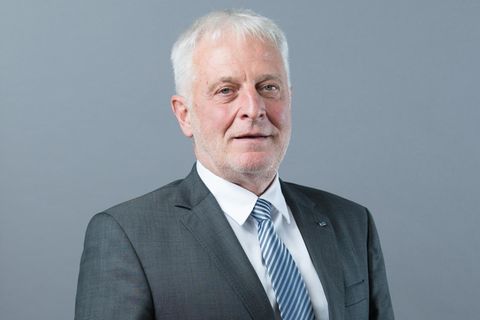 Hans-Jürgen Zickler steht in Dresden im Landtag von Sachsen