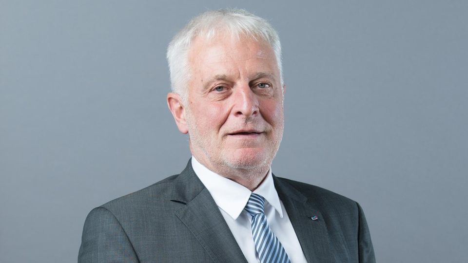 Hans-Jürgen Zickler steht in Dresden im Landtag von Sachsen