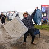 Die Legende besagt, dass es ein Gesetz gibt bei Rock am Ring: Mindestens einmal MUSS es regnen. In diesem Jahr traf es die Fans bereits bei der Anreise am Mittwoch. Der Laune konnte der graue Himmel aber offensichtlich nichts anhaben.