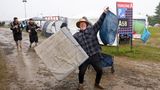 Die Legende besagt, dass es ein Gesetz gibt bei Rock am Ring: Mindestens einmal MUSS es regnen. In diesem Jahr traf es die Fans bereits bei der Anreise am Mittwoch. Der Laune konnte der graue Himmel aber offensichtlich nichts anhaben.