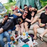 Auch in Nürnberg meinte es Petrus gut mit der Rock-Gemeinde. Bei Rock im Park feierten die Fans – teilweise in einem improvisierten Wohnzimmer inklusive aufblasbarer Eck-Couch