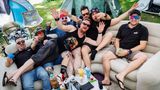 Auch in Nürnberg meinte es Petrus gut mit der Rock-Gemeinde. Bei Rock im Park feierten die Fans – teilweise in einem improvisierten Wohnzimmer inklusive aufblasbarer Eck-Couch