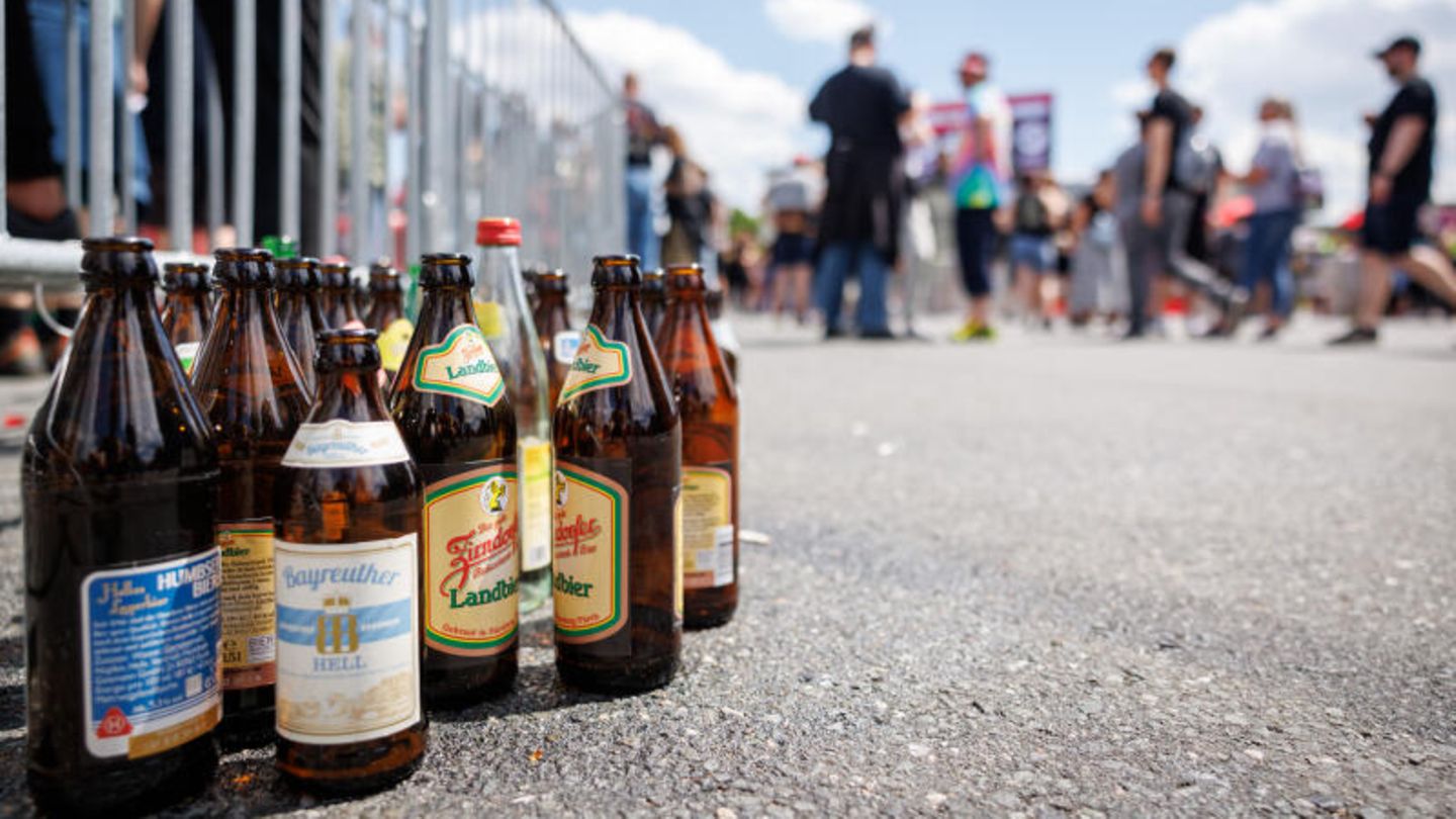 Ob in Nürnberg oder in der Eifel: Glasflaschen sind auf dem Festivalgelände seit Jahren tabu. Zu groß ist die Verletzungsgefahr. Da hilft nur ein großer Schluck aus der Pulle, bevor es hineingeht.