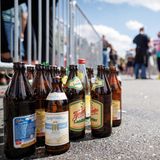 Ob in Nürnberg oder in der Eifel: Glasflaschen sind auf dem Festivalgelände seit Jahren tabu. Zu groß ist die Verletzungsgefahr. Da hilft nur ein großer Schluck aus der Pulle, bevor es hineingeht.