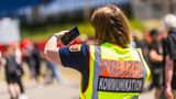 Hunderte Polizeibeamte sind während der Zwillingsfestivals im Einsatz. Zwischenfälle sind zum Glück die Ausnahme. Da bleibt auch Zeit für ein ganz persönliches Beweisfoto von der friedlichen Menschenmasse.