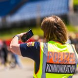 Hunderte Polizeibeamte sind während der Zwillingsfestivals im Einsatz. Zwischenfälle sind zum Glück die Ausnahme. Da bleibt auch Zeit für ein ganz persönliches Beweisfoto von der friedlichen Menschenmasse.