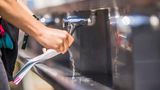 Wer den ganzen Tag in der Sonne feiert und tanzt, muss auch genug trinken – und damit ist nicht nur Alkohol gemeint. Wasserspender versorgen die Tausenden Fans mit dem kühlen Nass.