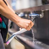 Wer den ganzen Tag in der Sonne feiert und tanzt, muss auch genug trinken – und damit ist nicht nur Alkohol gemeint. Wasserspender versorgen die Tausenden Fans mit dem kühlen Nass.