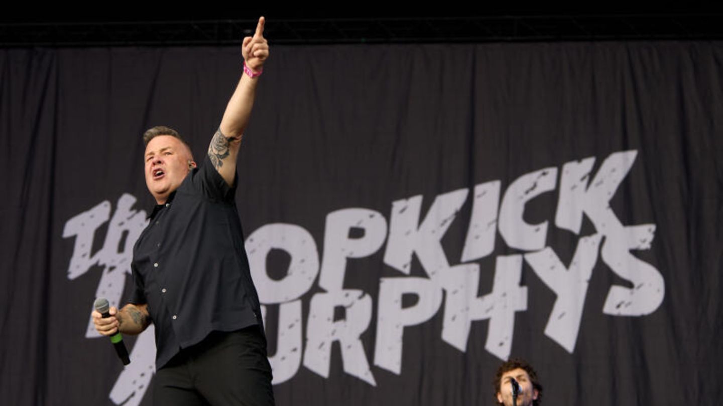 Musik gibt es bei Rock am Ring und Rock im Park natürlich auch. Am Freitag heizten die Dropkick Murphys den Fans in Nürburg gehörig ein. Die Band aus Boston war vor zwei Jahren das letzte Mal auf den Zwillingsfestivals zu Gast.