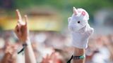 Horn auf dem Kopf, ausdrucksloses Gesicht – eigentlich hätte man wissen können, das Einhörner wahre Rocker sind. Ein Exemplar hat sich auf die Hand eines Fans verirrt. Vermutlich für die bessere Sicht auf die Bühne.
