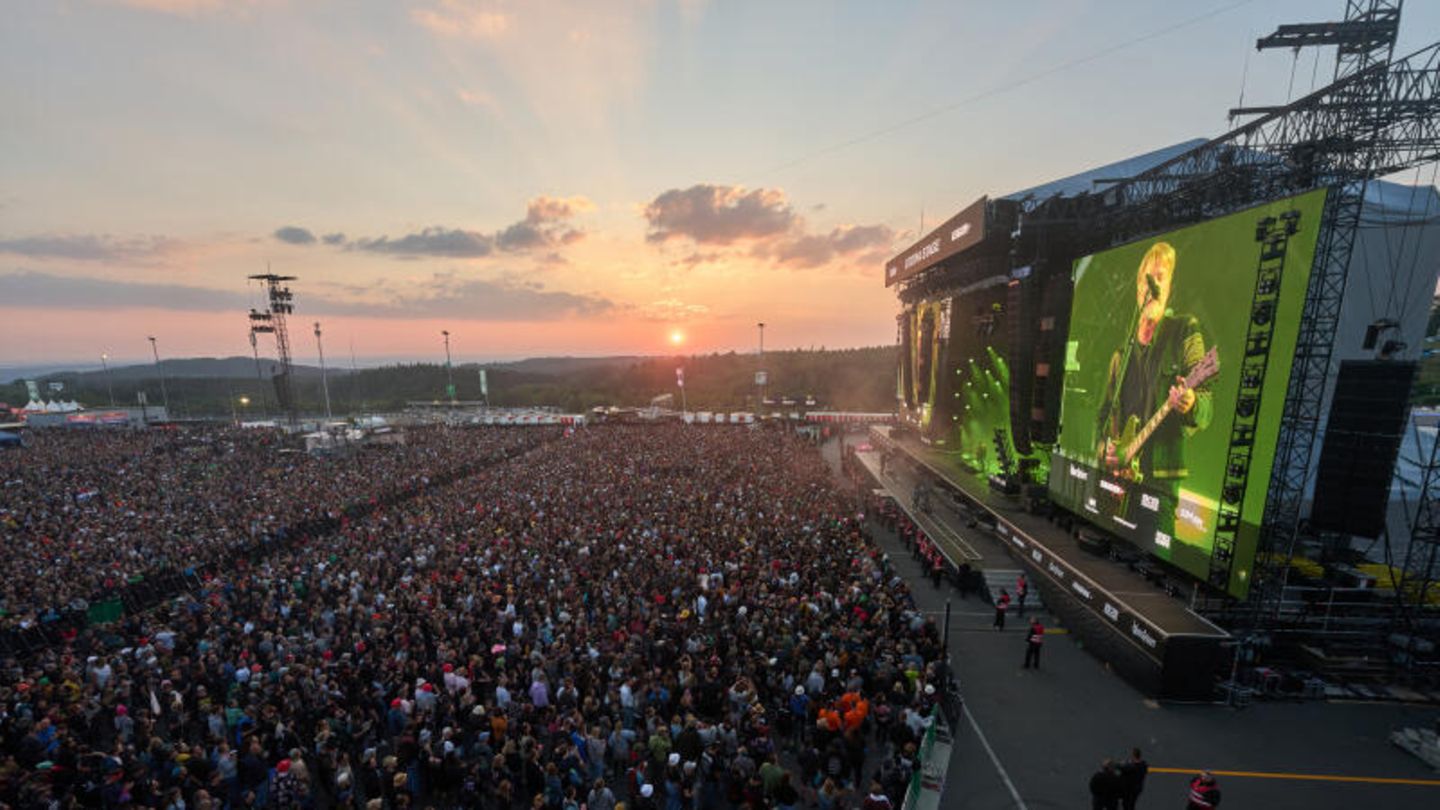 Mit den Liebsten einen romantischen Sonnenuntergang genießen: Wo ginge das besser als bei einem Konzert von Queens of the Stoneage. Viel mehr Gefühl geht nicht.