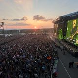 Mit den Liebsten einen romantischen Sonnenuntergang genießen: Wo ginge das besser als bei einem Konzert von Queens of the Stoneage. Viel mehr Gefühl geht nicht.