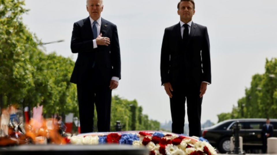 Biden (l.) und Macron am Pariser Triumphbogen