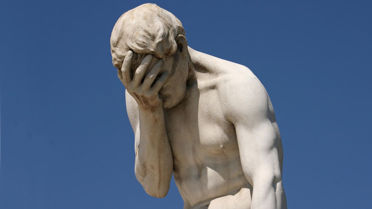 Mann Statue Facepalm Dickpics